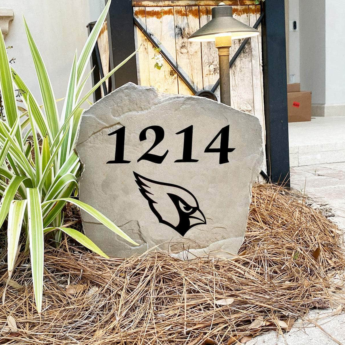 Handcrafted Arizona Cardinals Address Stone proudly made in the USA with deeply engraved house numbers and officially licensed NFL artwork. Available in Sandstone and Greystone finishes for long-lasting outdoor beauty.